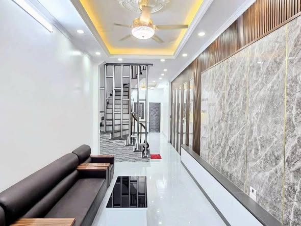 Nhà 5 tầng Lạc Long Quân 43m² giá 8 tỷ - Sẵn sàng giao dịch ngay!
