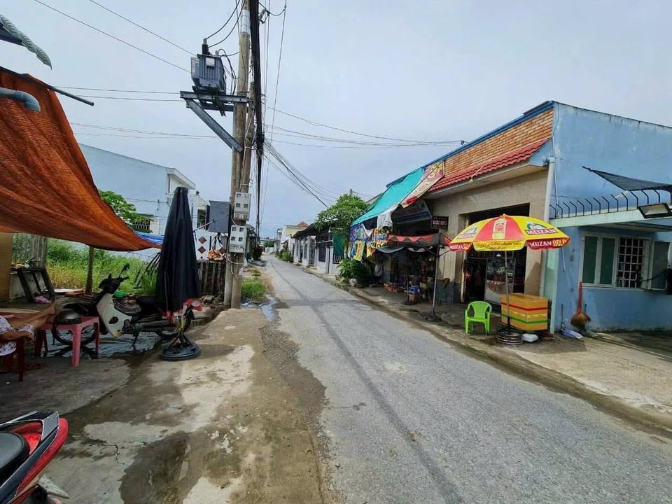 Nhà đẹp Thị trấn Thủ Thừa 116m² giá 1.29 tỷ - Cách trung tâm chỉ 100m!