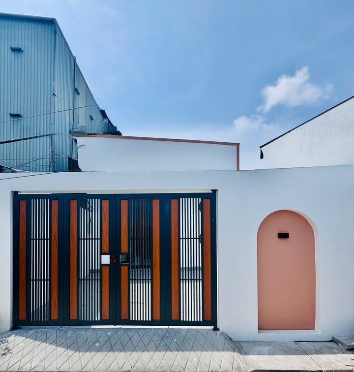 Nhà mới hoàn thiện 165m² hẻm 371 Lâm Quang Ky, Châu Đốc giá 2.25 tỷ - Sân đậu xe rộng rãi!