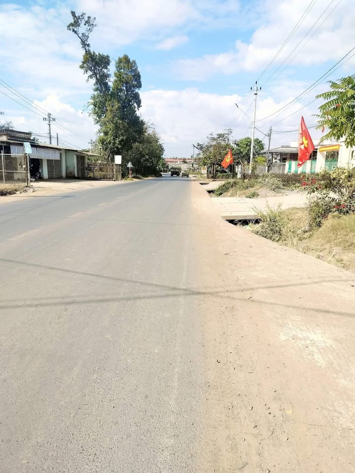 Bán nhà mặt tiền Tỉnh lộ 2 Buôn MLot 300m² giá 9 tỷ - Vị trí kinh doanh lý tưởng!