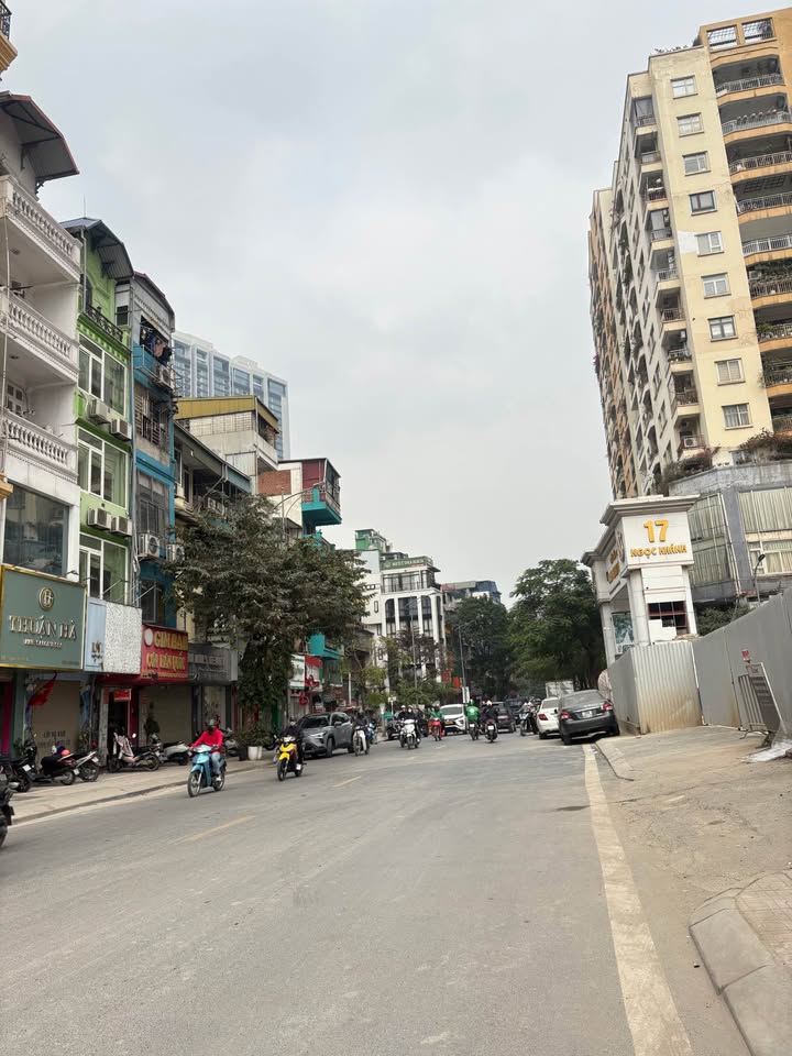 Nhà Ba Đình 40m² giá 11 tỷ - Chính chủ bán gấp, ngõ rộng thoáng!