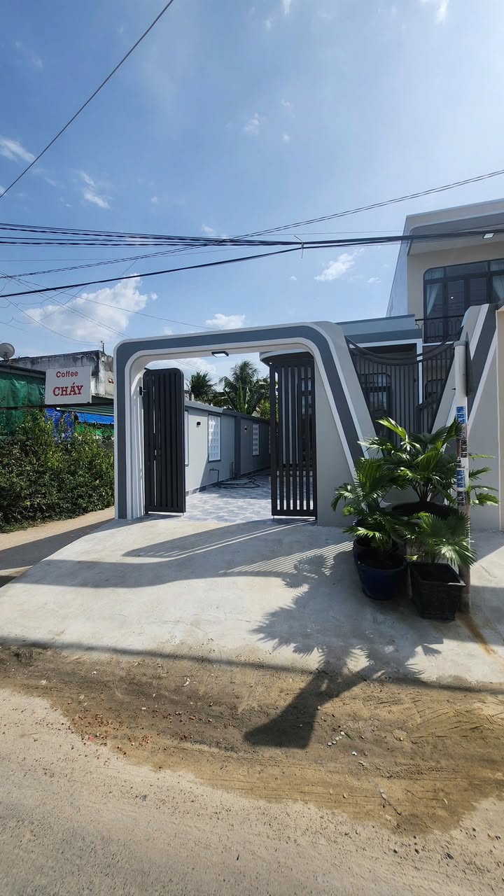 Nhà góc 2 mặt tiền Kp Long Chí - 100m² giá 1.89 tỷ - Sẵn sàng vào ở!