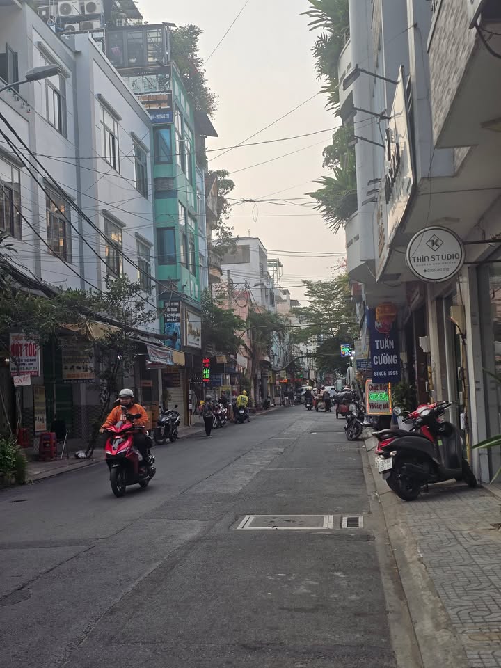 Nhà mặt tiền Cách Mạng Tháng 8, Quận 10, 47m² giá 6 tỷ - Nở hậu tài lộc!