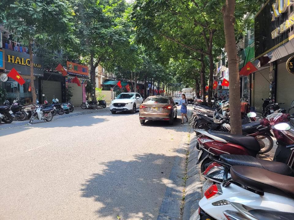 Nhà phân lô 7 tầng mặt ngõ Nguyễn Văn Huyên, 68m² - Kinh doanh thuận lợi!