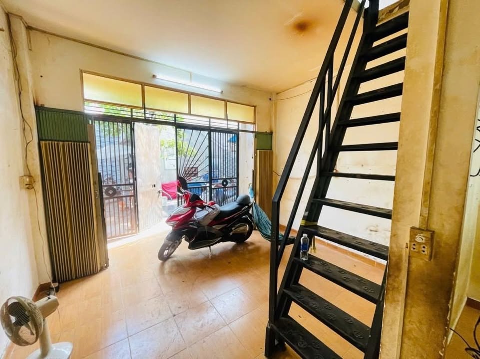 Nhà riêng 2 tầng hẻm xe tải Hoàng Diệu 33m² giá chỉ 3 tỷ - Cơ hội đầu tư tuyệt vời!