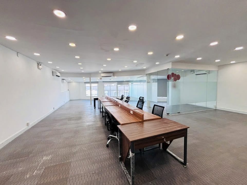 Văn phòng cho thuê tại Cầu Giấy 400m² - View kính đẹp, nội thất đầy đủ!