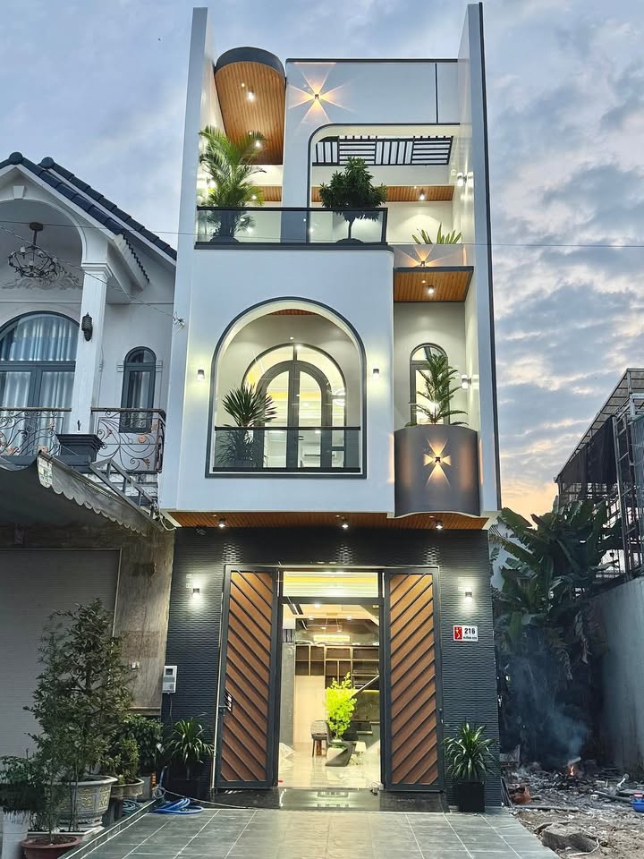 Nhà đẹp 3 tầng KDC Hồng Loan, Cái Răng 80m² giá 6.3 tỷ - Nội thất cao cấp, sẵn sàng ở ngay!