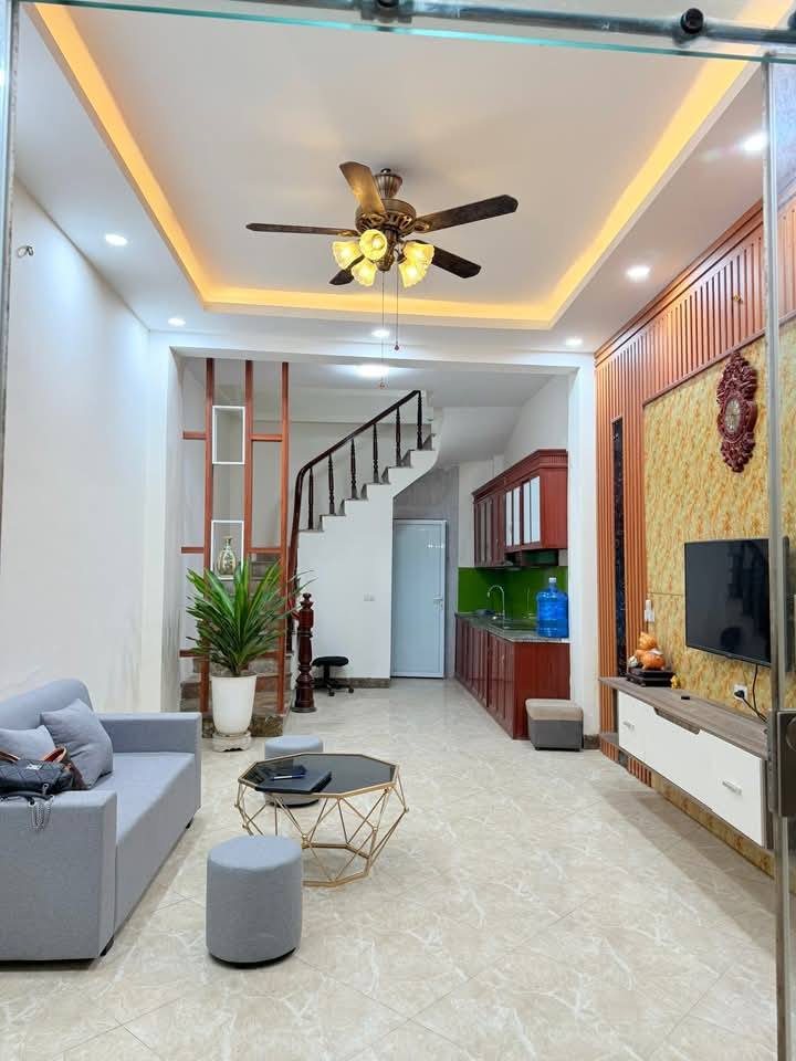 Nhà 5 tầng Nguyễn Khoái 32m² giá 7.38 tỷ - Sổ hồng chính chủ, ô tô gần nhà!