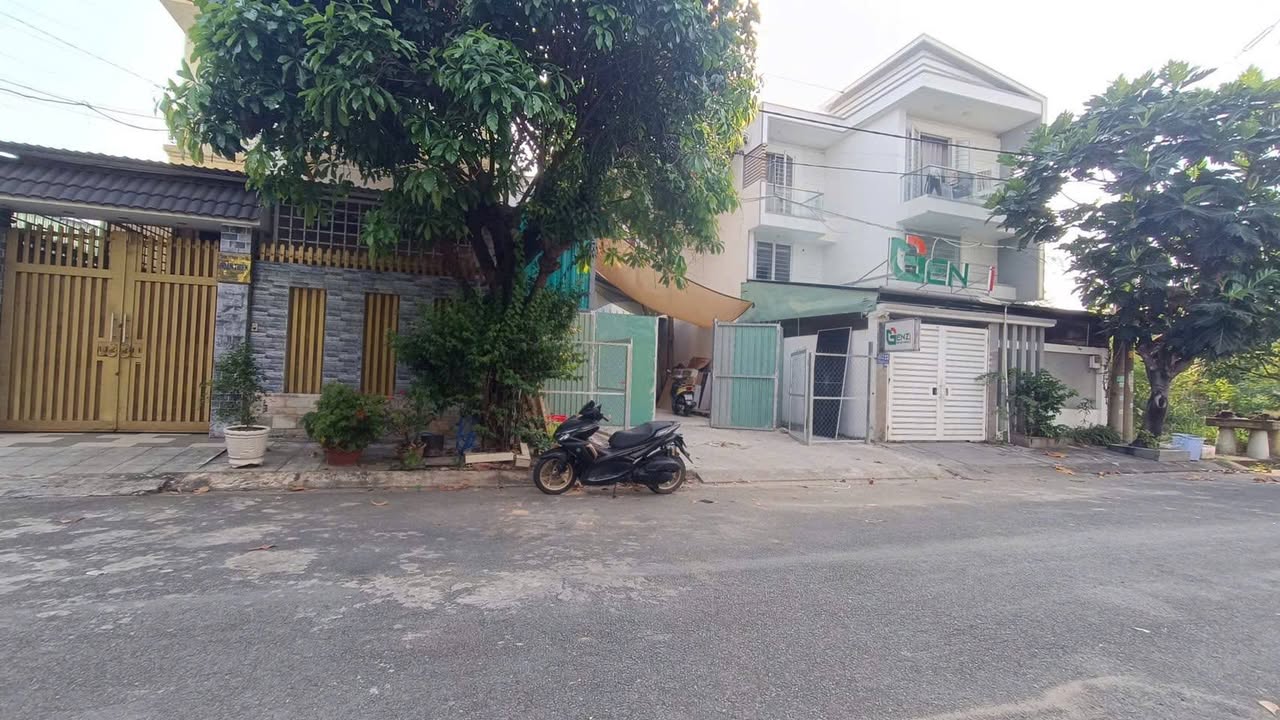 Bán gấp FrontHouse 120m² tại Thủ Đức - Giá 13.8 tỷ, Kinh doanh thuận lợi!