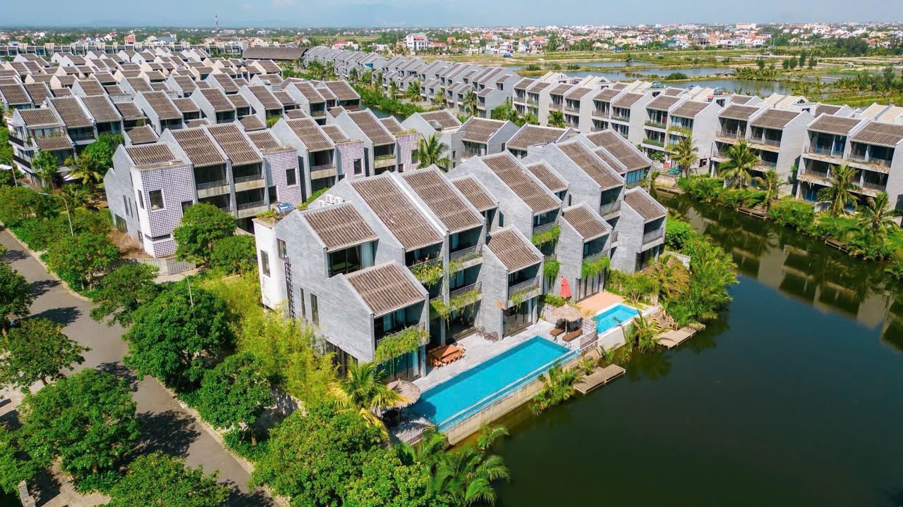 Villa cho thuê khu CASAMIA Hội An 450m² giá 120 triệu - Nghỉ dưỡng đẳng cấp ngay bên sông!
