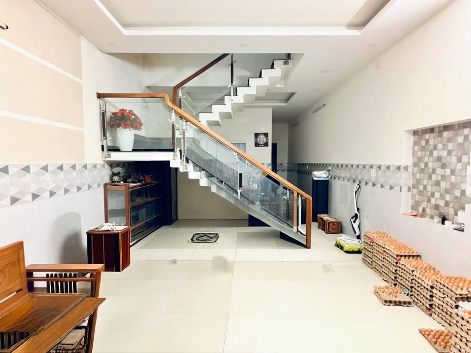 Nhà 3 tầng mặt tiền Phạm Văn Ngôn, Liên Chiểu 101m² giá 6.8 tỷ - Gần biển, thuận tiện cho gia đình!