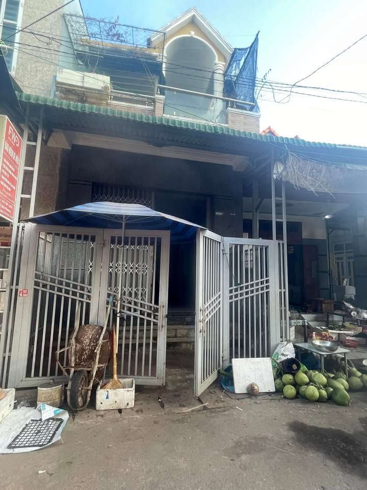 Nhà mặt tiền chợ Hoài Hương 80m² giá 1.8 tỷ - Cơ hội đầu tư hấp dẫn!