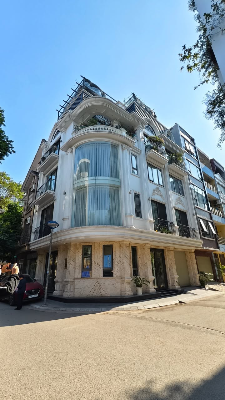 Nhà lô góc Phường Văn Quán, Quận Hà Đông 100m² - Vỉa hè rộng, view hồ tuyệt đẹp!