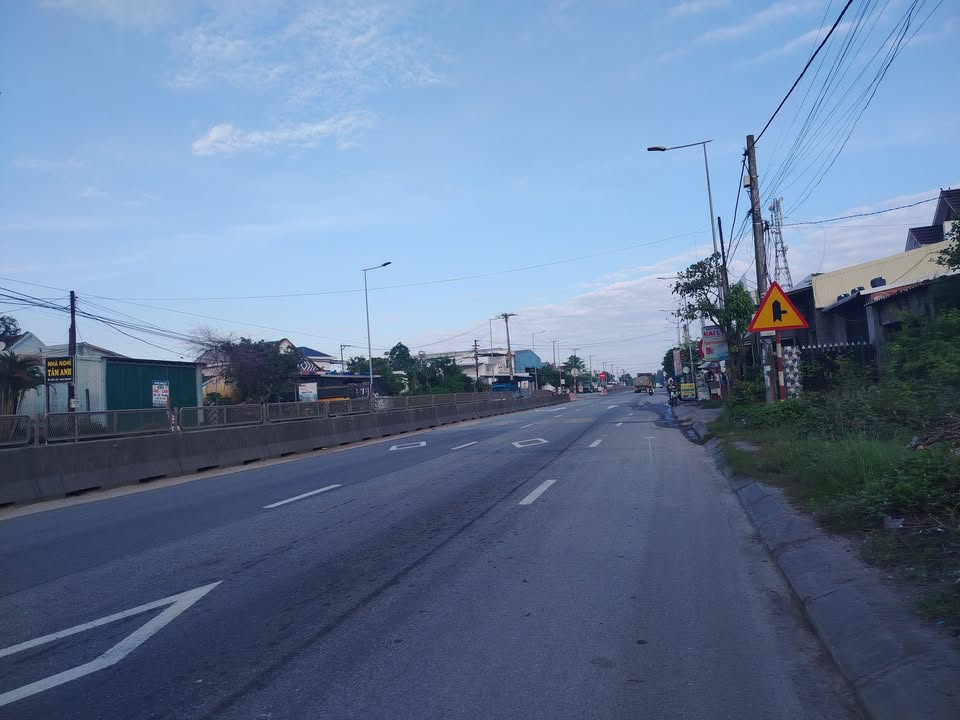 Đất nền Quốc lộ 1A, Huyện Bình Sơn, 200m² - Giá chỉ 1.9 tỷ, cơ hội đầu tư tuyệt vời!