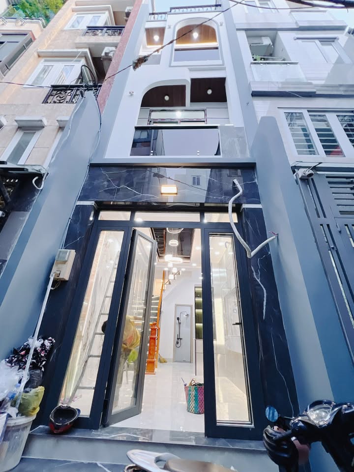 Nhà 4 tầng hẻm 3.5m tại Quận 4 - Giá 5.599 tỷ, sẵn sàng vào ở ngay!