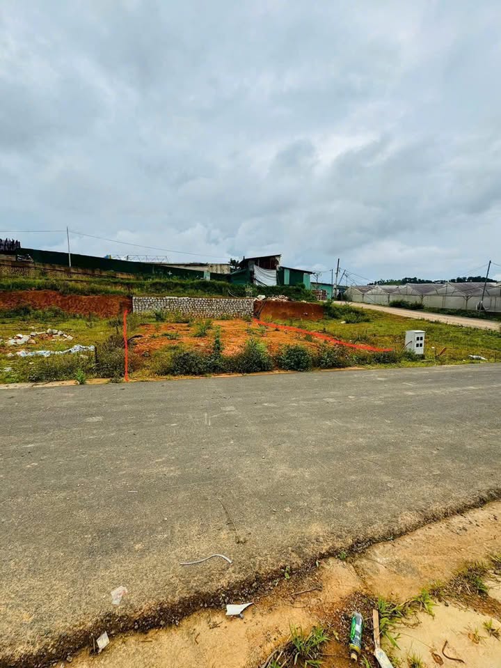 Đất nền Đà Lạt 200m² giá 4.7 tỷ - Sổ riêng, tách lô dễ dàng!