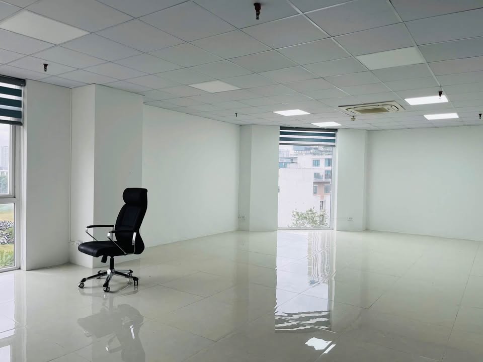 Sàn văn phòng cho thuê tại Hoàng Quốc Việt 90m² giá 20.7 triệu - Không gian làm việc lý tưởng!