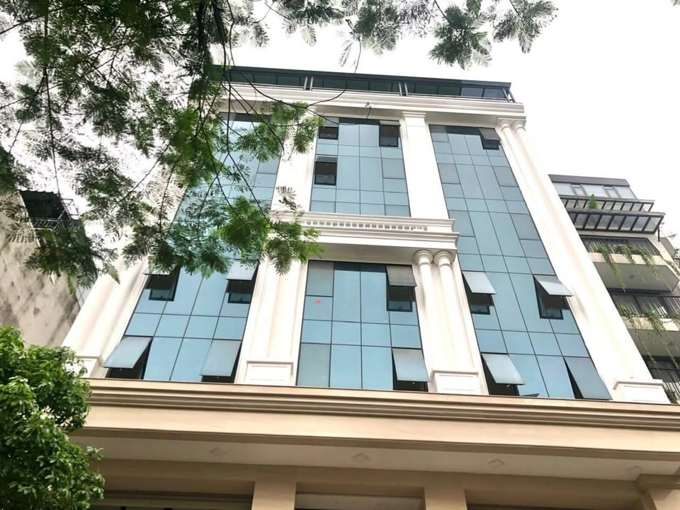 Toà Văn Phòng Đỉnh Chóp Cầu Giấy 135m² giá 100 triệu - Kinh doanh đắc địa!