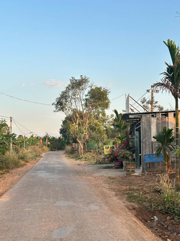 Lô đất mặt đường chính Thôn 10 Ea Bung 400m² giá chỉ 330 triệu - Kinh doanh thuận lợi!