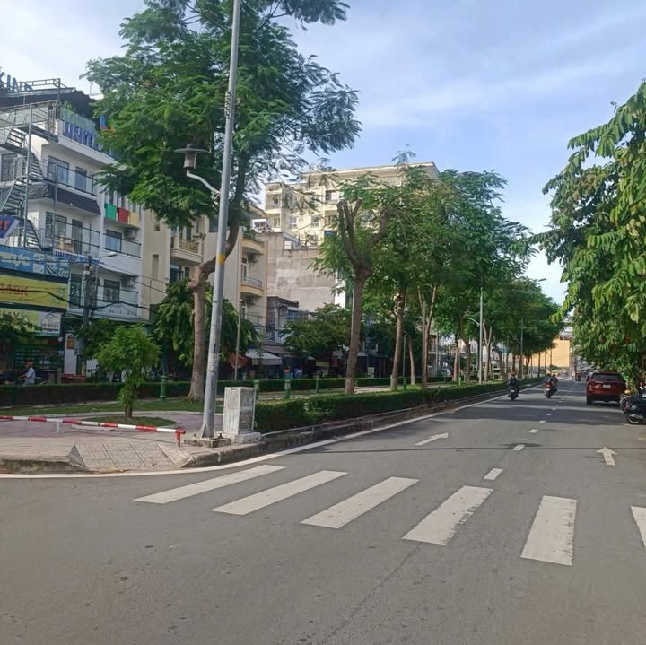 Bán nhà mặt tiền Phạm Huy Thông, Gò Vấp, 105m² - Vị trí đẹp, giá tốt!