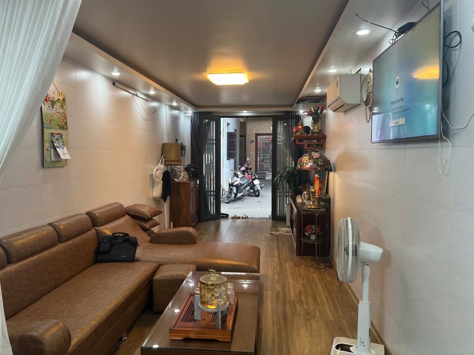 Nhà mặt ngõ Lạc Long Quân Tây Hồ 31m² giá 9 tỷ - Sổ đỏ chính chủ!