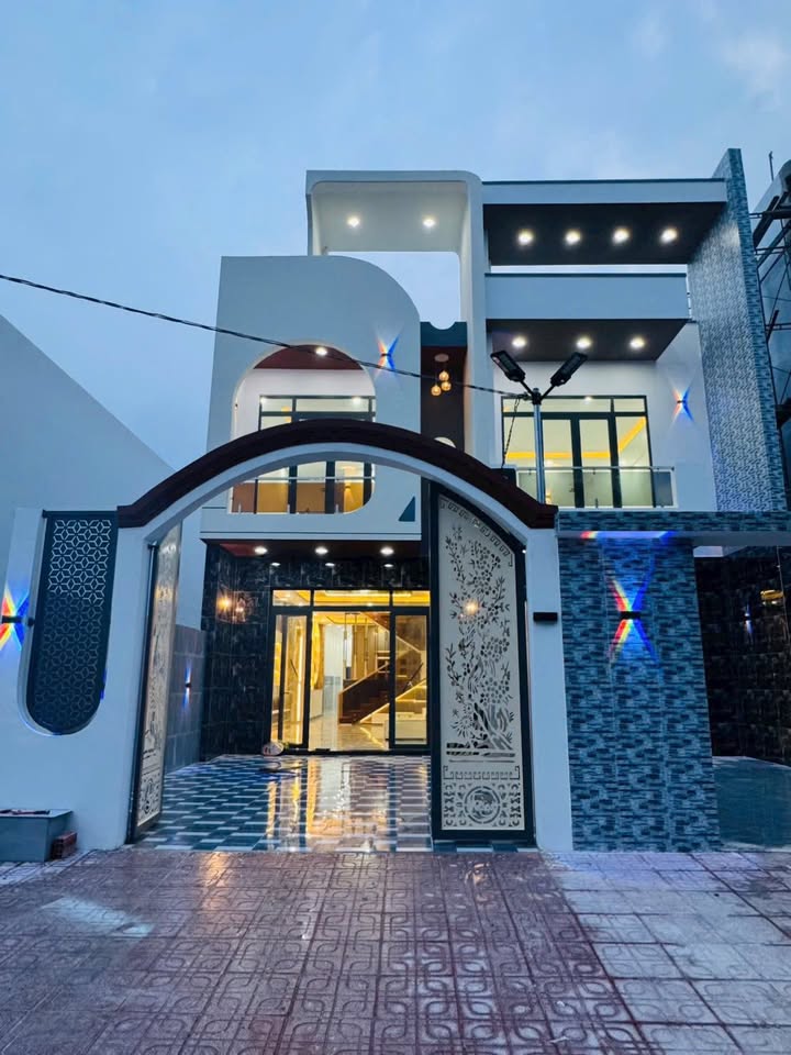 Nhà phố sân vườn Bình Chánh 200m² giá 3.85 tỷ - Thiết kế hiện đại, nội thất đầy đủ!