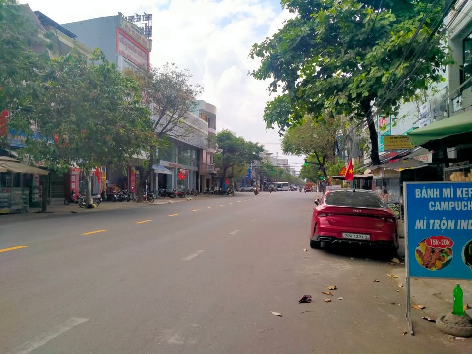 Nhà mặt tiền đường Nguyễn Huệ, Tuy Hòa 120m² giá 10.2 tỷ - Vị trí đắc địa cho kinh doanh!