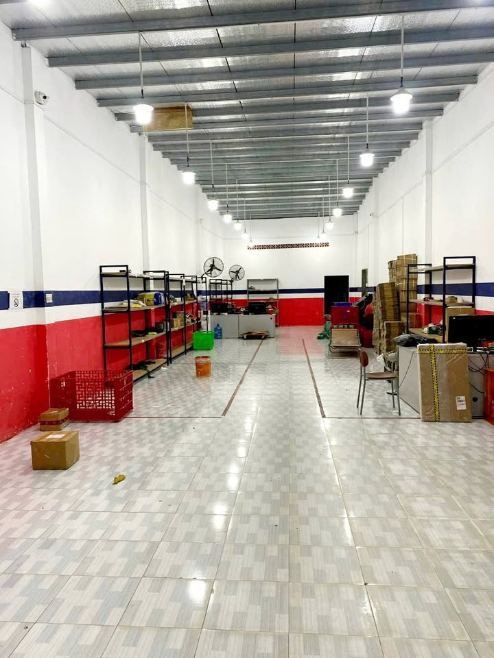 Kho xưởng cho thuê Hóc Môn 180m² giá 15 triệu - Sẵn sàng hoạt động ngay!