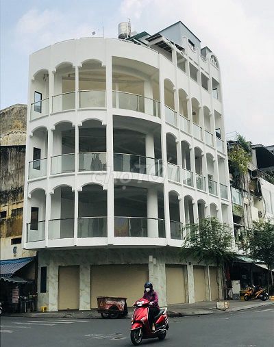 Cho thuê toà nhà góc 2 mặt tiền Cách Mạng Tháng Tám, 1200m² - Vị trí đắc địa tại Quận 10!