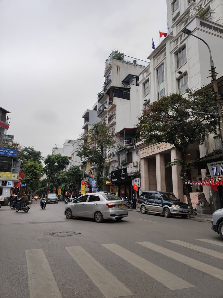 FrontHouse Hàng Bông 42m² giá 23.5 tỷ - Sổ đỏ chính chủ, cho thuê 45 triệu/tháng!