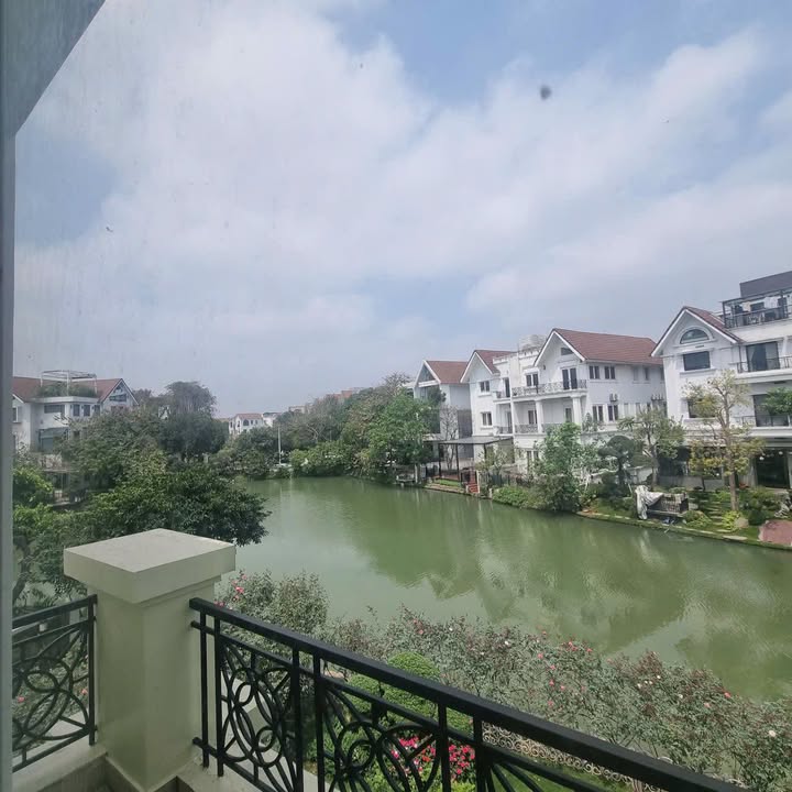 Townhouse Vinhomes Riverside 230m² giá 90 tỷ - Đầu tư thông minh ngay hôm nay!