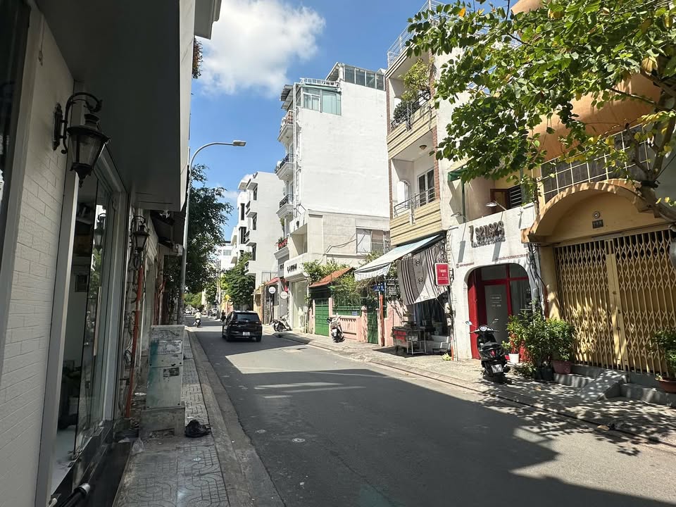 FrontHouse Mặt tiền Quận 1 100m² giá 9 tỷ - Cơ hội hiếm có!