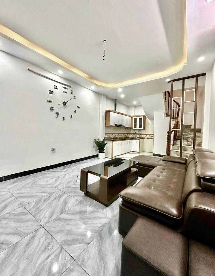 Nhà mặt tiền Lạc Long Quân, Nghĩa Đô 37m² giá 8 tỷ - Vị trí đắc địa, sổ đỏ chính chủ!