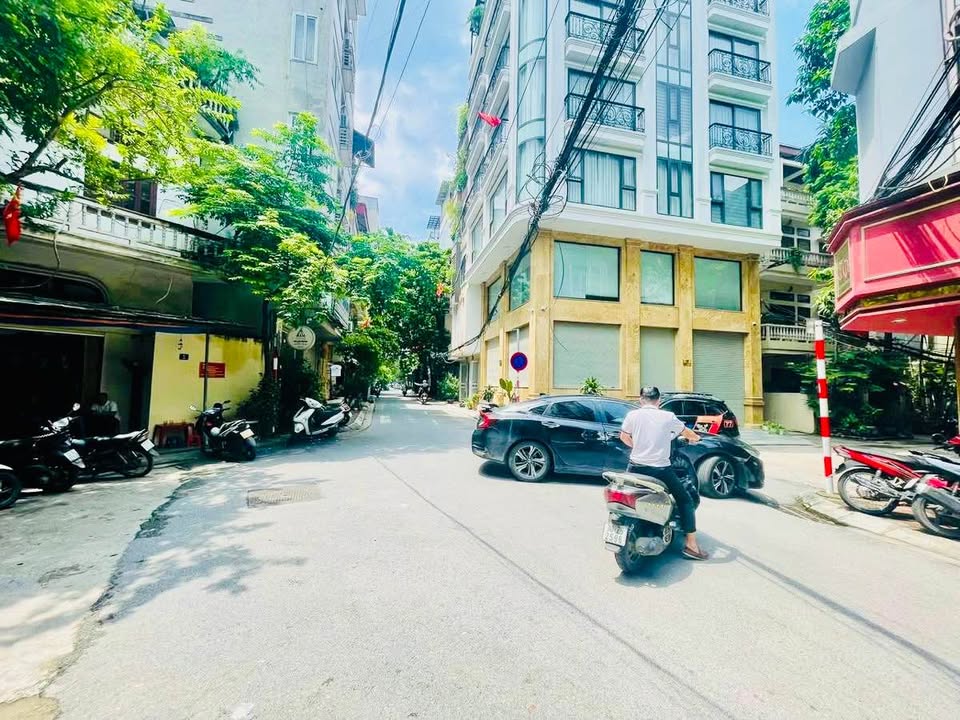 Bán nhà Hoàng Cầu, Đống Đa 57m² giá 26.5 tỷ - Kinh doanh sầm uất, 2 mặt ngõ ô tô tránh!