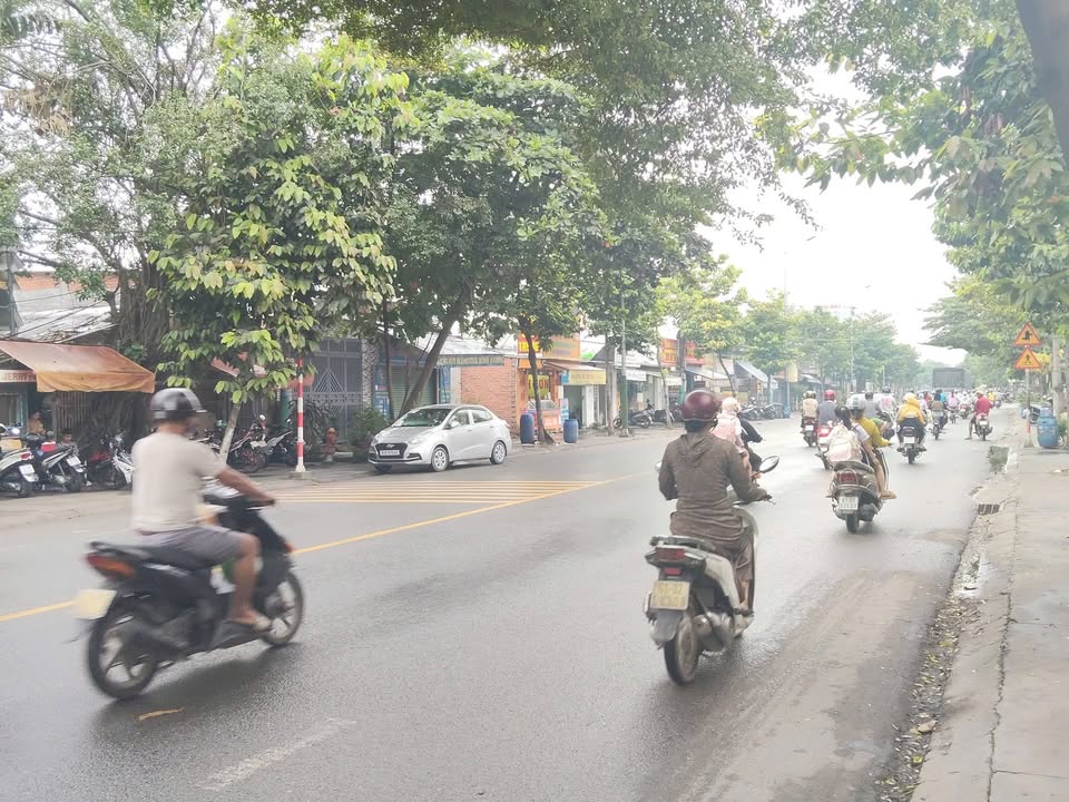 Nhà phố mặt tiền đường lớn Dĩ An 213m² giá 16.5 tỷ - Phù hợp chuỗi bán lẻ, showroom