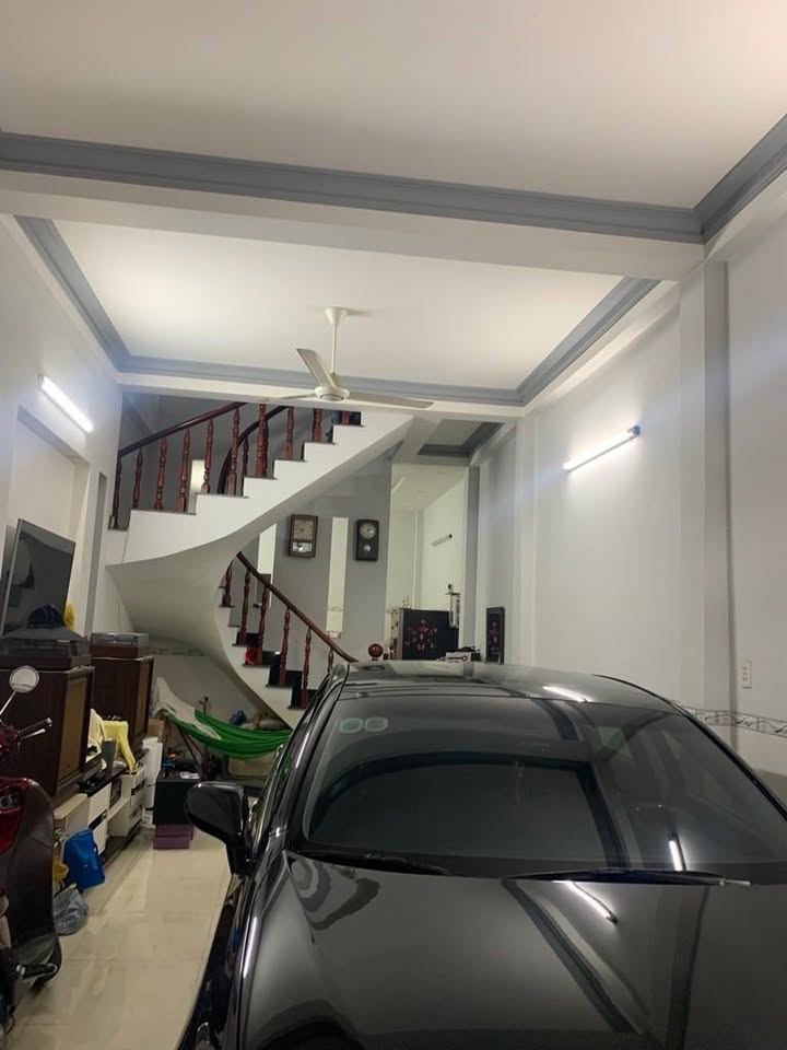 Nhà đẹp 2 tầng Phú Hữu 70m² giá 5 tỷ - Tiện di chuyển thuận lợi!