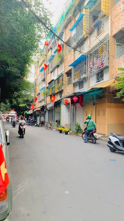 Nhà 5 Tầng Mặt Tiền Vincom Phan Văn Trị 60m² giá 10 tỷ - Kinh doanh sầm uất!