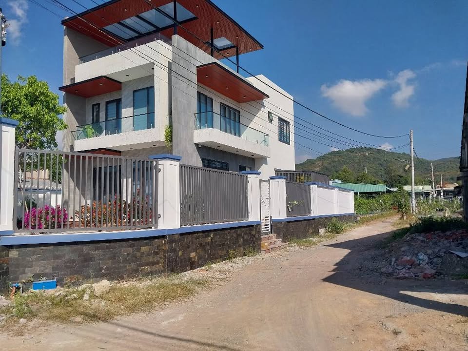 Nhà góc 2 mặt tiền, Phan Văn Trị, 193m² chỉ 1.95 tỷ - Vị trí trung tâm, thuận tiện sống!