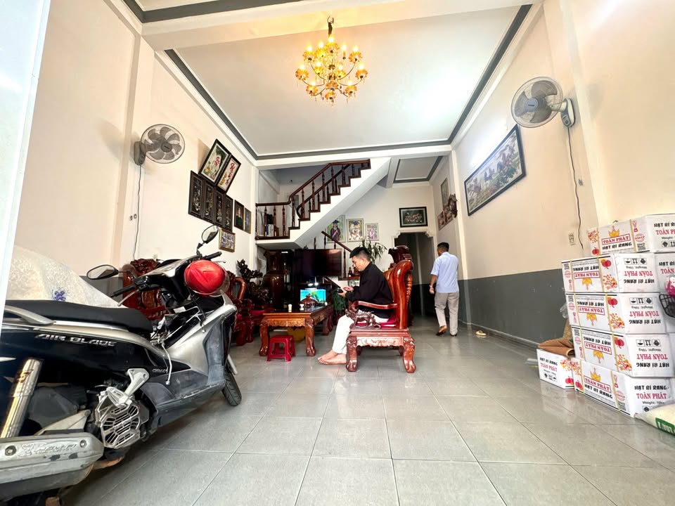 Nhà mặt tiền Ngã tư Phù Đổng, 105m² giá 4.2 tỷ - Vị trí kinh doanh đỉnh cao!