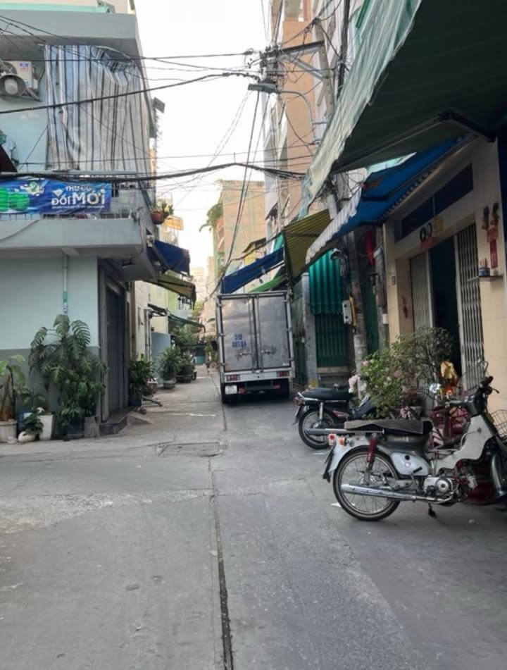 Nhà phố Hẻm xe tải Đường 702 Hồng Bàng, Quận 11, 30m² giá 4.49 tỷ - Tiện xây mới 5 tầng!