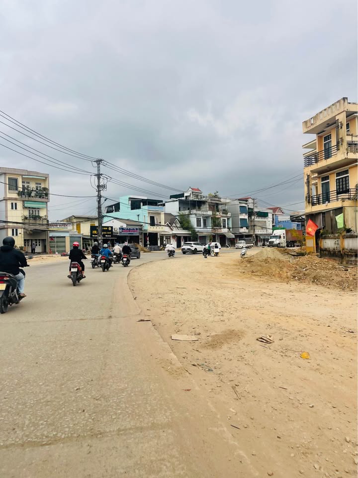 Nhà 3 tầng mặt tiền Nguyễn Gia Thiều 1000m² giá 8 tỷ - Thiết kế đẳng cấp, khu dân trí cao!