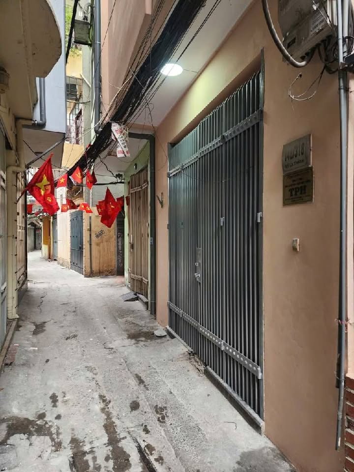 Nhà 5 tầng Đê La Thành, 49m² giá 9 tỷ - Dân cư văn minh, an ninh ổn định!