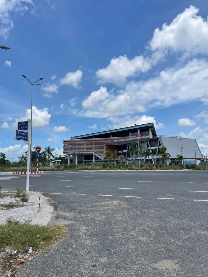 Nhà phố Lê Trọng Tấn, Long Xuyên, 92,5m² giá 2 tỷ - Đối diện công viên tuyệt đẹp!