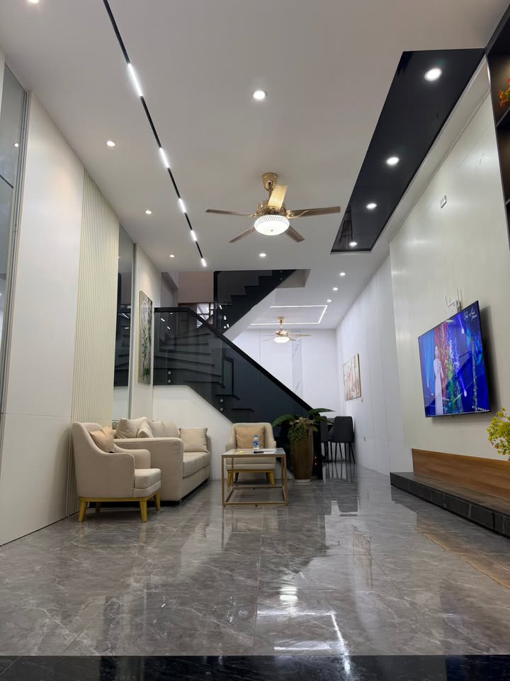 Nhà phố Lê Trọng Tấn, Đống Đa, 45m² giá 14 tỷ - Ô tô đỗ cửa, vị trí đắc địa!