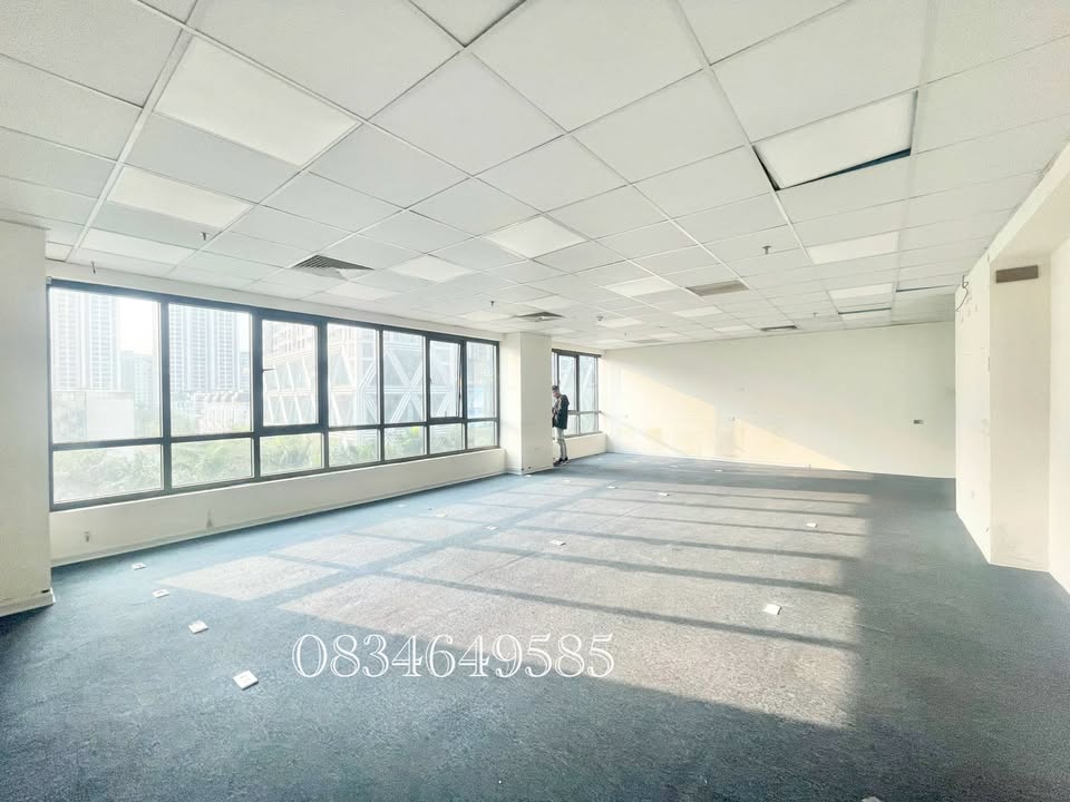 Văn phòng cho thuê mặt đường Nguyễn Hoàng, 100m² chỉ 30 triệu/tháng - View thoáng đẹp!