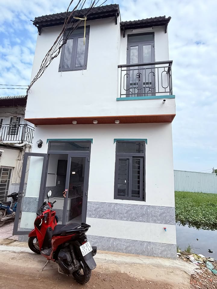 Nhà mặt tiền Hóc Môn 24m² - Sổ hồng riêng, giao thông thuận tiện!