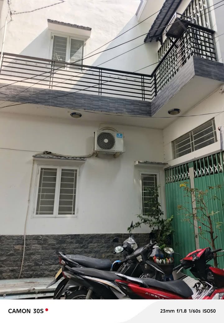 Nhà mặt tiền hẻm Khu Ẩm Thực Vĩnh Khánh 33m² giá 5.5 tỷ - Vị trí đắc địa, thuận tiện đi lại!