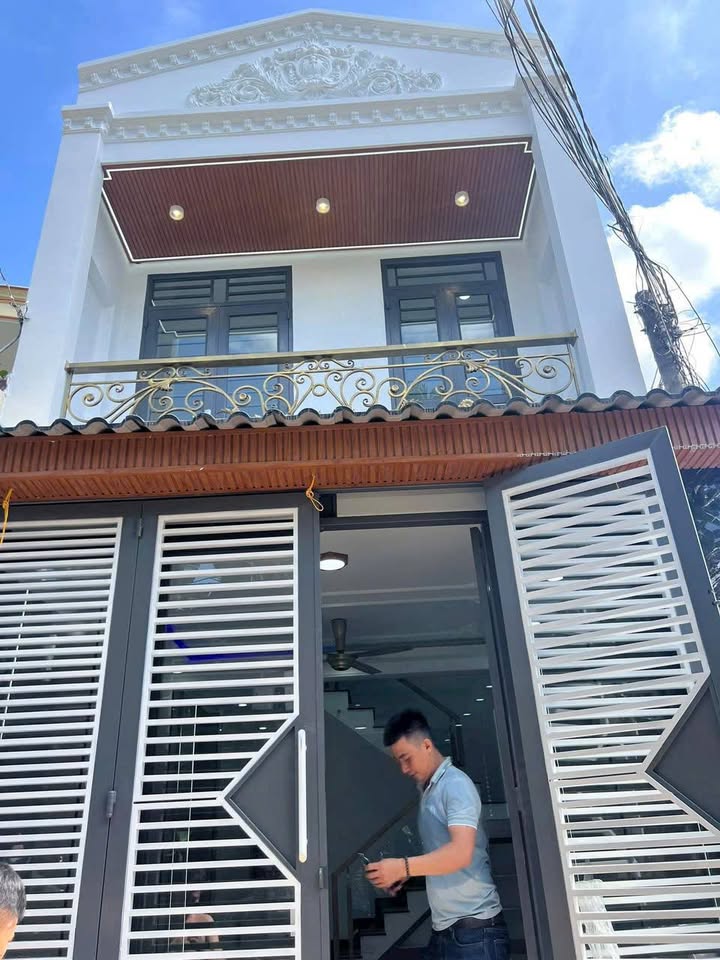 Bán nhà mặt tiền nhánh gần chợ Hóc Môn 40m² giá 3.65 tỷ - Sổ hồng chính chủ!