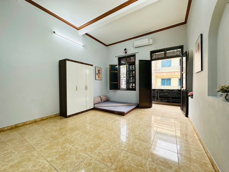 Căn hộ 30m² tại ngõ 228 Tam Trinh, Hoàng Mai giá 3.5 tỷ - Ban công thoáng sáng