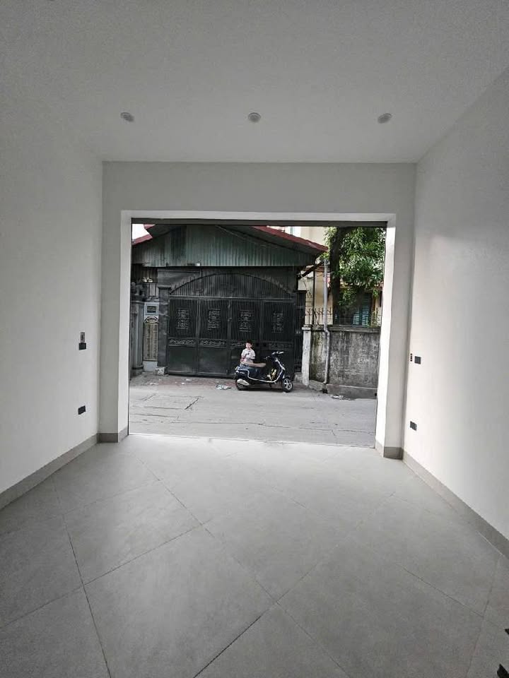 Nhà riêng Lĩnh Nam 40m² giá 10 tỷ - Ô tô đỗ cửa, ngõ thông!